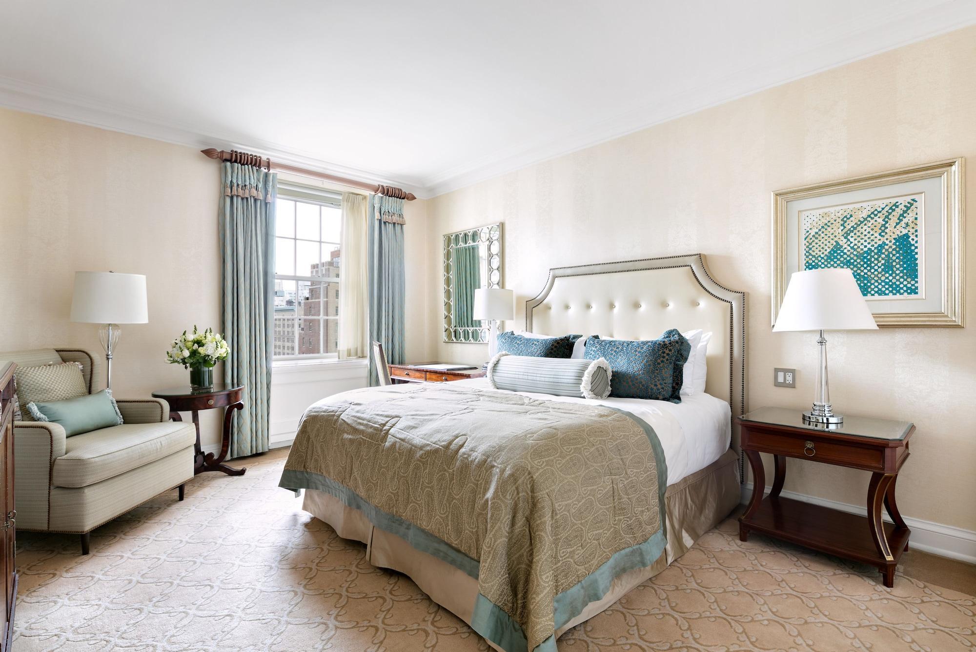 The Pierre, A Taj Hotel, Нью-Йорк Екстер'єр фото A bedroom at the Carlyle