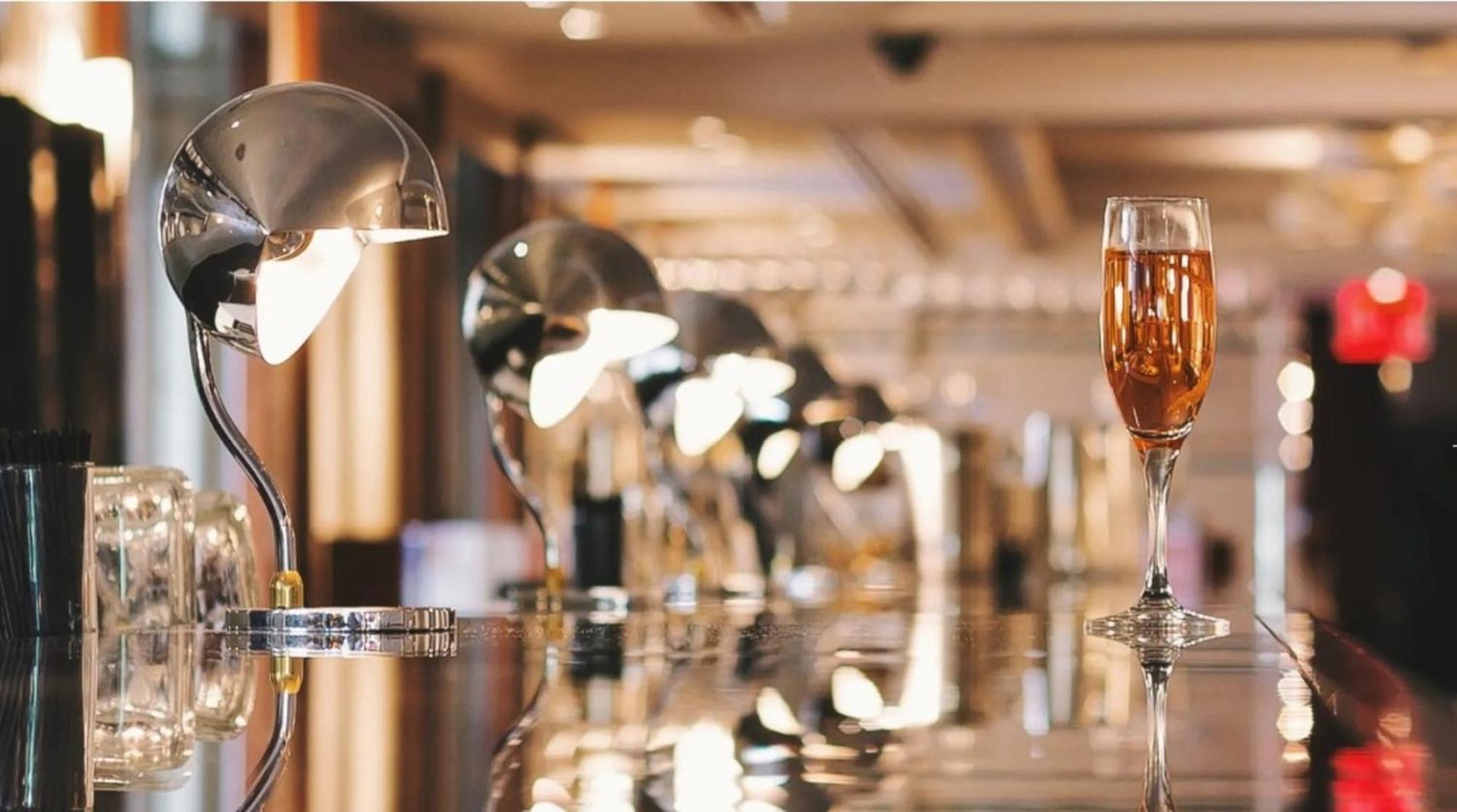 The Pierre, A Taj Hotel, Нью-Йорк Екстер'єр фото A glass of champagne